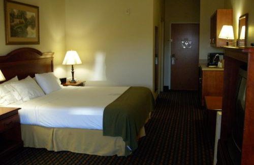 Laurinburg Hotel | Holiday Inn Express Hotel & Suites Laurinburg by IHG