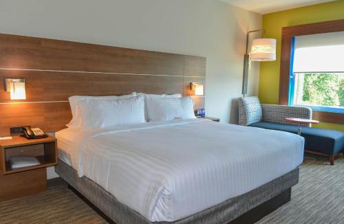 University Place Hotel | Holiday Inn Express & Suites - Charlotte NE - University Area by IHG