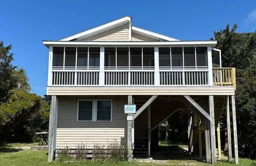 Ocracoke House | Holloman House: Dog friendly home with plenty of space