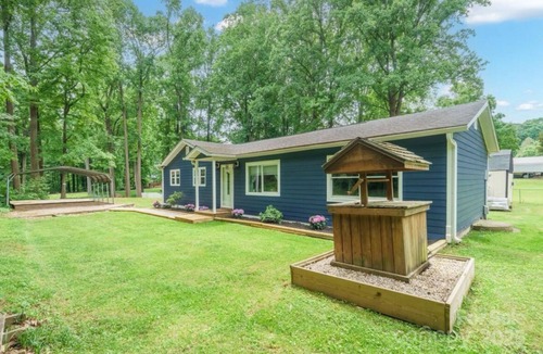 Mount Holly House | Holly Acres Retreat