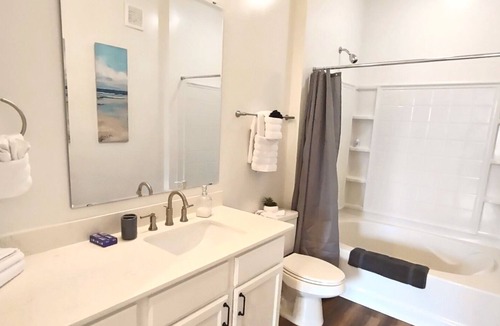 Cary Apartment | Home by the Lake