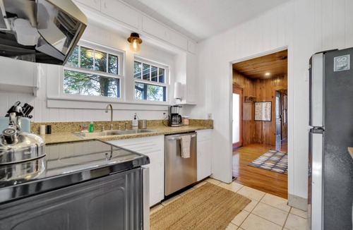 Arden House | Home + Tiny Home 15 mins to Asheville! Firepit-Hot tub-Dog Friendly-Games Galore