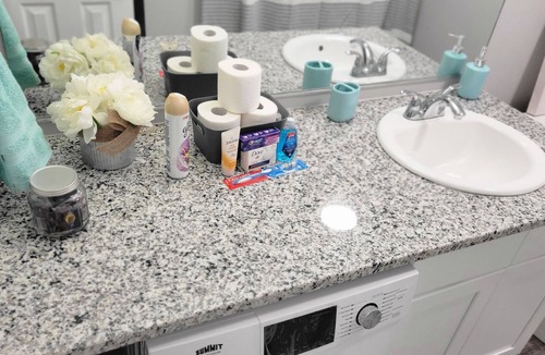 Crabtree Apartment | HomeSweetHome!1bed1bth w/ den.