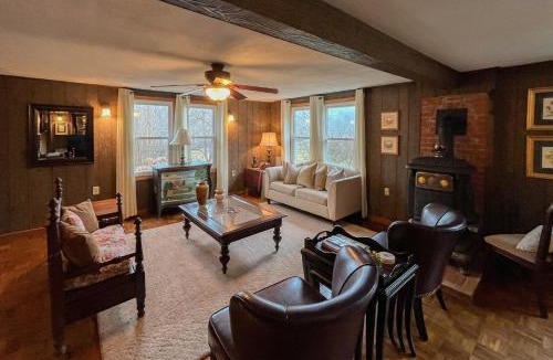 Horse Shoe House | Honeybee Hideout