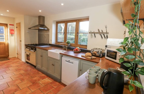 Smallridge Cottage | HONEYSUCKLE COTTAGE, pet friendly, with a garden in Axminster