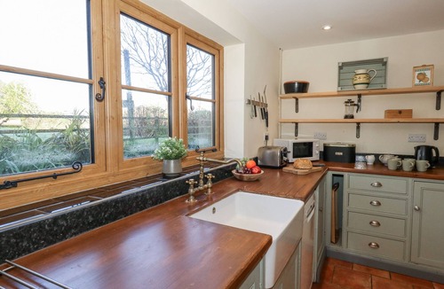 Smallridge Cottage | HONEYSUCKLE COTTAGE, pet friendly, with a garden in Axminster