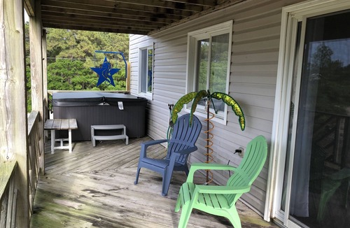 Carova Beach House | Horse Inn Around: Pet Friendly-so bring the whole family! Just 3 mins to beach