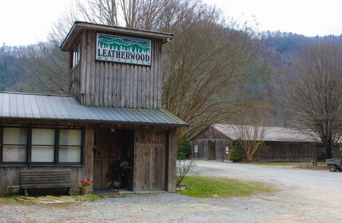 Ferguson Cabin | Horse themed Cute Cabin,WiFi,No Frills,Pet-Friendly, recently refurbished!