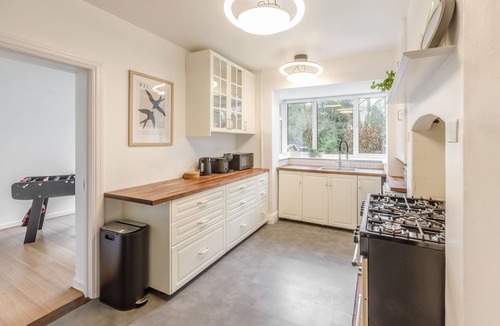Winchester House | Host & Stay | Combpyne