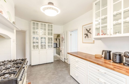 Winchester House | Host & Stay | Combpyne