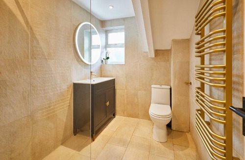 Jesmond Apartment | Host & Stay - The Rooftop Gallery