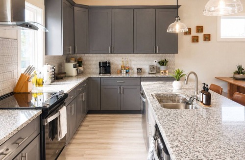 Buena Vista House | ★HOT AREA★ 5min to Broadway SLEEPS 12 SPACIOUS