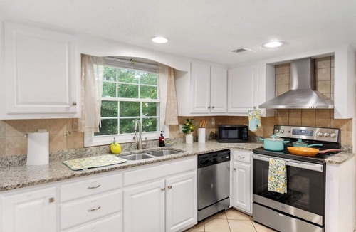 North Raleigh House | Hot Deal – Save 25% | Sleeps 9 w/Fire Pit + Games