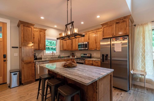 Frank House | Hot Tub, 2 Kings, by Waterfalls, Skiing and Hiking