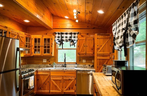 Franklin Cabin | Hot Tub-3 Kings-stunning VIEW - Dog Friendly, Wifi, Fire Pit, Garden, Games