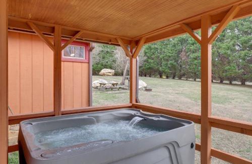 Hot Springs House | Hot Tub and Charcoal Grill Hot Springs Getaway!