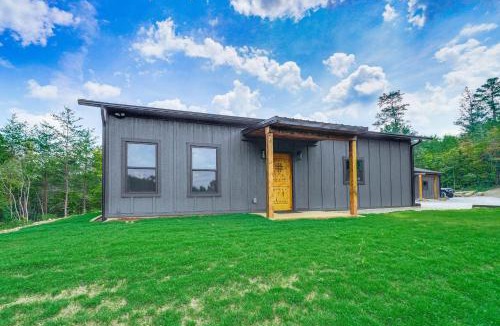 Unaka House | Hot Tub and Mtn Views Pet-Friendly Englewood Cabin