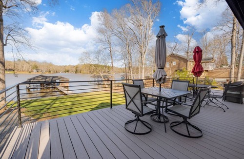 Macon House | Hot Tub, Dock, Large Deck, Firepit, Tiki bar, Pool!