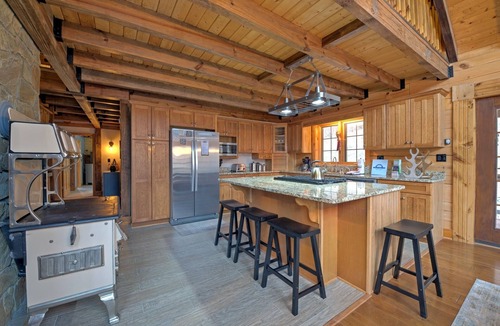 Burnsville Cabin | Hot Tub, Game Room & Valley Views + Biltmore Pass | Peaceful Mountain Lodge