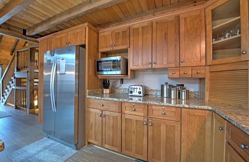 Burnsville Cabin | Hot Tub, Game Room & Valley Views + Biltmore Pass | Peaceful Mountain Lodge