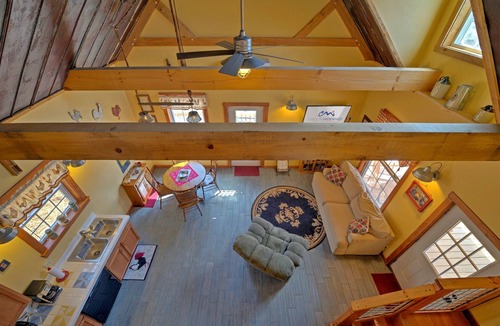 Marshall Cabin | Hot Tub, Hiking & Farm Stay + Biltmore Pass | Cozy Cabin w/Cattle Views