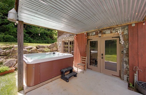 Waynesville House | HOT Tub! Hiking, Pool Table, Rustic Getaway, Views, Relax, Pets