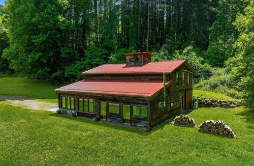 Waynesville House | HOT Tub! Hiking, Pool Table, Rustic Getaway, Views, Relax, Pets
