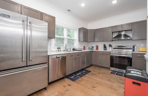 Derita - Statesville House | ★HOT TUB in UPTOWN w/KING BED ♥ KARAOKE & GAMES★