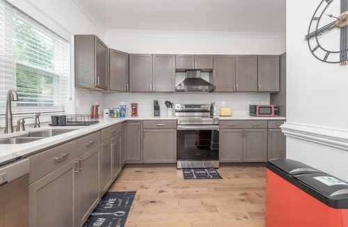 Derita - Statesville House | ★HOT TUB in UPTOWN w/KING BED ♥ KARAOKE & GAMES★