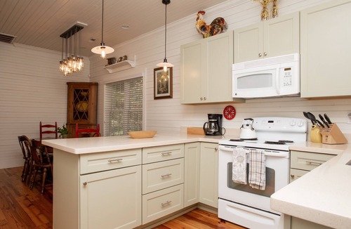 Old Fort Cottage | Hot Tub! Jarrett Creek Cottage bike/walk to breweries, ice cream, cafes, shops