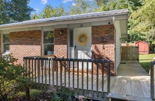 Asheville Apartment | ♥ Hot Tub -King Bed -3 Miles to AVL Downtown -Simply Squared