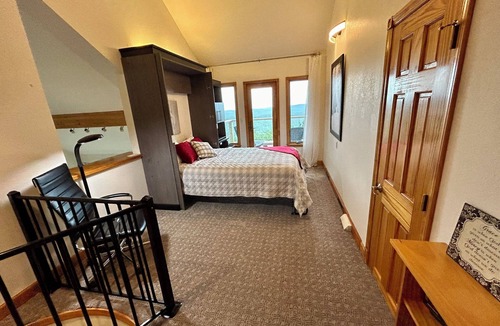 Brevard Cabin | HOT TUB, LONG RANGE VIEWS, 6 Bedrooms, Sleeps 15! GAME RM
