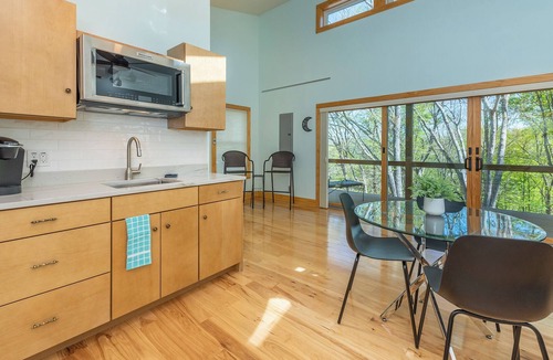 Spruce Pine House | Hot Tub, Perfect Mtn Getaway, Wifi, Hiking, 15 mins to Blue Ridge Parkway.