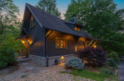 Cheshire House | HOT TUB & PET-FRIENDLY Cabin in Cheshire Village