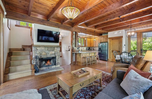 Cheshire House | HOT TUB & PET-FRIENDLY Cabin in Cheshire Village