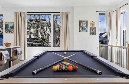 Hurwood Heights House | Hot Tub Poker Pool Table & Rooftop City MLS View