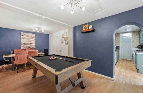 Canterbury House | Hot Tub | Pool Table | Free Parking | Sleeps 12