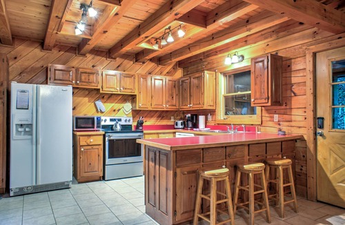 Waynesville Cabin | Hot Tub, Pool Table & Fireplace + Biltmore Pass | Pet-Friendly Mountain Stay