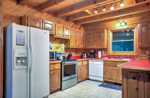 Waynesville Cabin | Hot Tub, Pool Table & Fireplace + Biltmore Pass | Pet-Friendly Mountain Stay