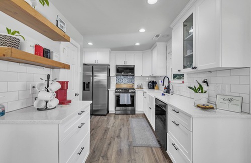 Holly Springs House | HOT TUB! Renovated, Sleeps 6, pets OK! Close to everythingn