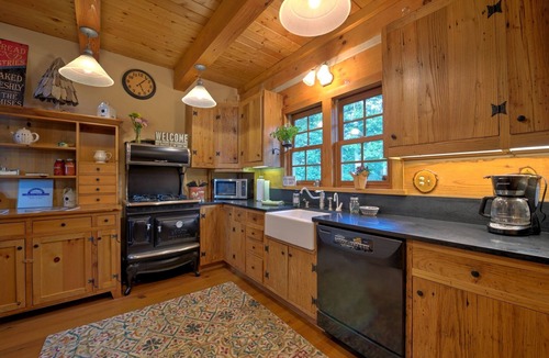Canton Cabin | Hot Tub, Trails & Epic Views + Biltmore Pass | Stylish Cabin Near Waynesville