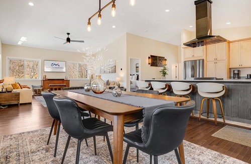 Leicester House | Hot Tub, Views + Chef’s Kitchen | Pet-Friendly Retreat + Biltmore Pass