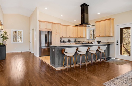 Leicester House | Hot Tub, Views + Chef’s Kitchen | Pet-Friendly Retreat + Biltmore Pass