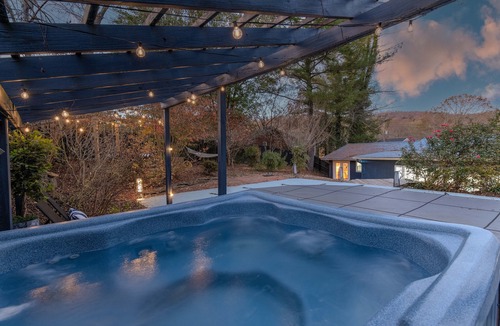 Hendersonville House | HotTub, FirePit, Pets, Pool Table, Outdoor Dining