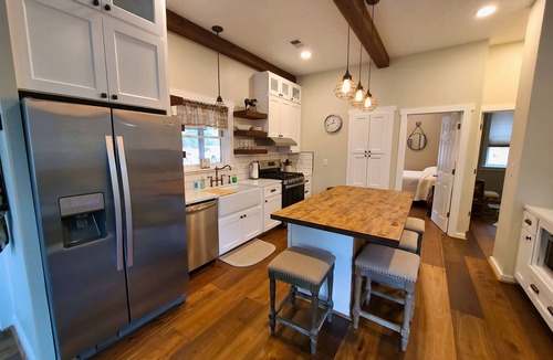 Ferguson House | HotTub, OutdoorShower, Renovated Barndominium, WiFi, Fireplace, Pet Friendly