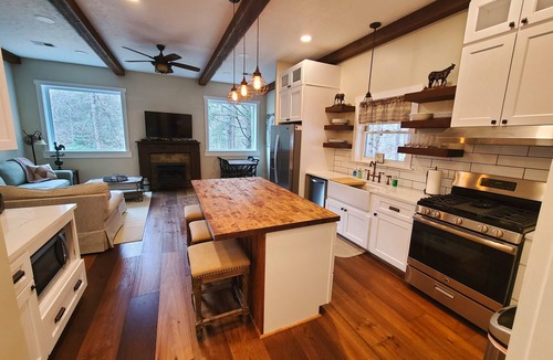 Ferguson House | HotTub, OutdoorShower, Renovated Barndominium, WiFi, Fireplace, Pet Friendly