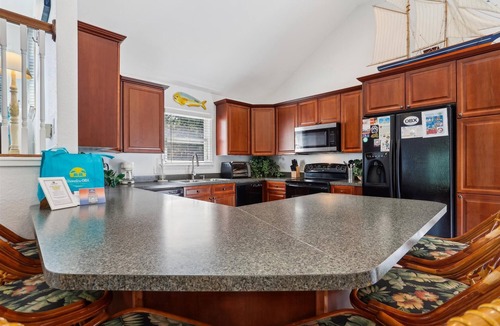 Duck House | HotTub, Pool Table, Elevator! Large fenced yard, pets