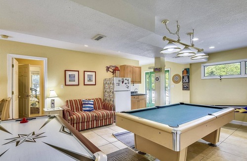 Duck House | HotTub, Pool Table, Elevator! Large fenced yard, pets