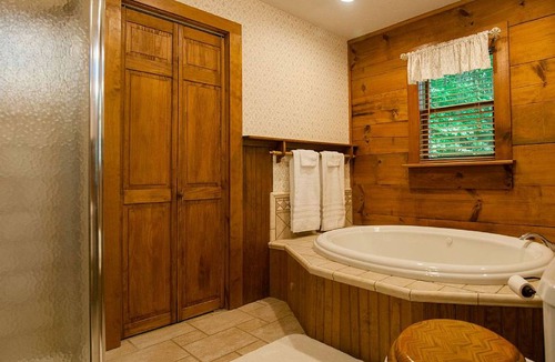 Weaverville House | House ∙ 1 bedroom ∙ 17 guests