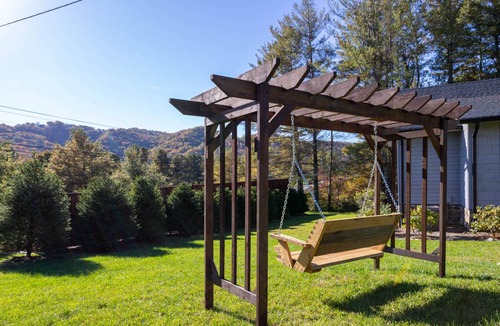 Elk Park House | House ∙ 2 bedrooms ∙ 5 guests
